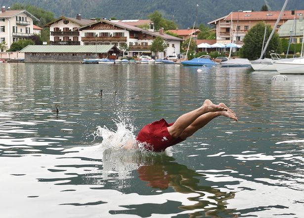 Dàn sao Liverpool bỏ tập, rủ nhau đi tắm ao hồ - Bóng Đá