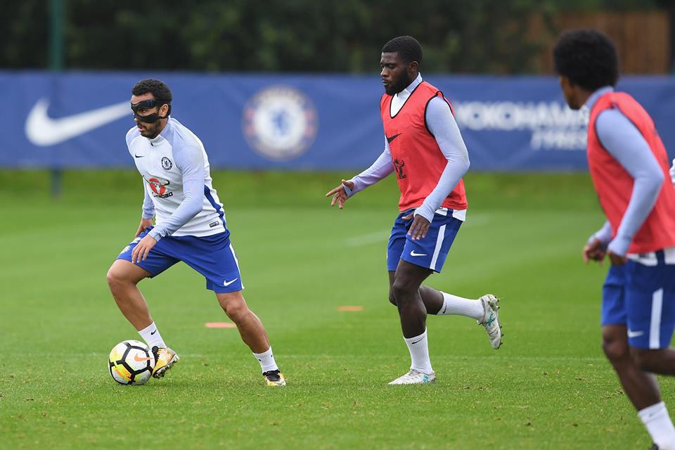 Pedro là cầu thủ mới nhất gia nhập đội quân mặt nạ của Chelsea sau khi anh gặp chấn thương mũi trong Tour du đấu Hè.