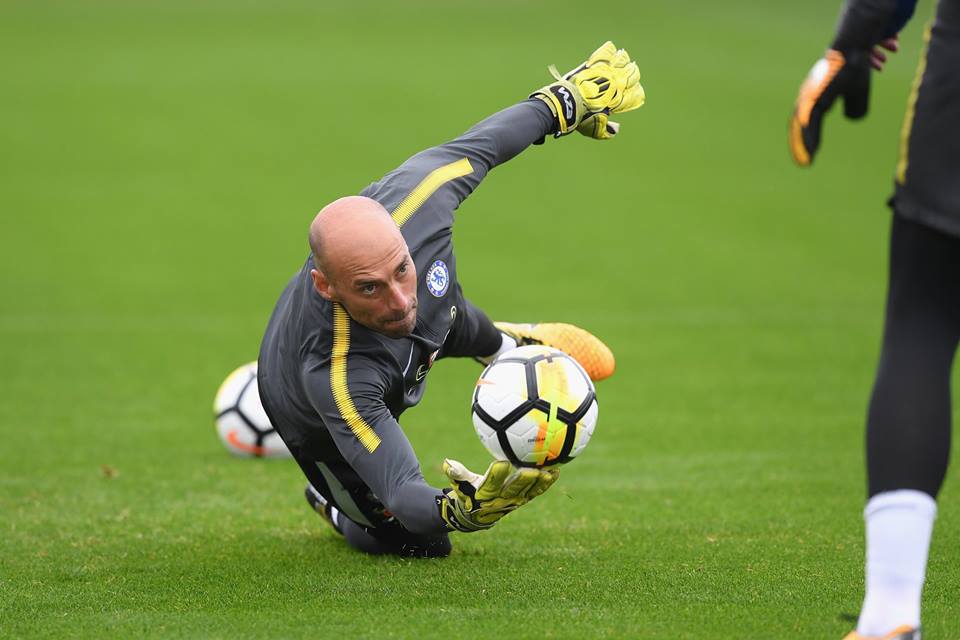 Thủ thành Caballero nỗ lực ghi điểm.