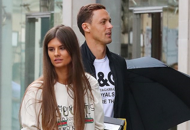 Cánh phóng viên vừa bắt gặp Matic cùng cô vợ Aleksandra Pavic xuất hiện ở trung tâm thành phố Manchester.