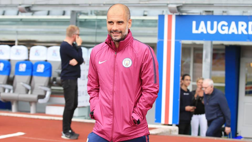 Pep Guardiola tươi cười sau sự cố quên hộ chiếu.