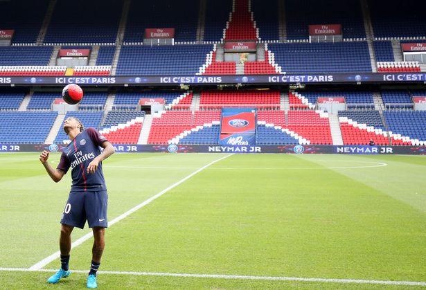 Trước đó, Neymar đã biểu diễn một vài đường bóng kỹ thuật trong màn ra mắt PSG.