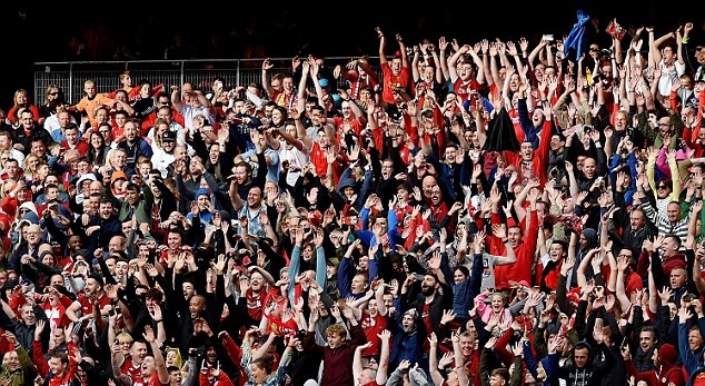 CĐV Liverpool cũng không chịu kém cạnh. Bầu không khí trước trận là khá sôi động.