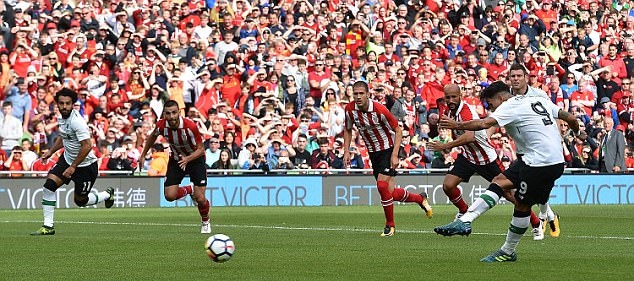 Firmino mở tỷ số trên chấm 11m.