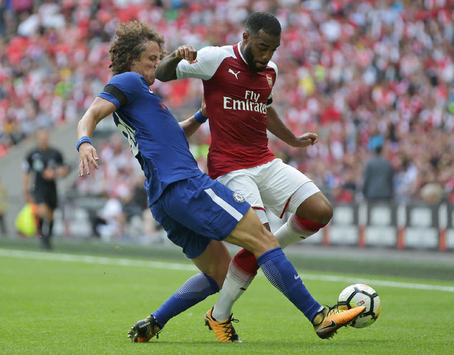 Trung vệ David Luiz: 7 điểm - Nếu không có sự xuất hiện của Luiz, có lẽ lưới của Courtois không chỉ rung lên một lần. Luiz đã đọc trận đấu khá tốt và hạn chế nhiều tầm hoạt động của Lacazette.