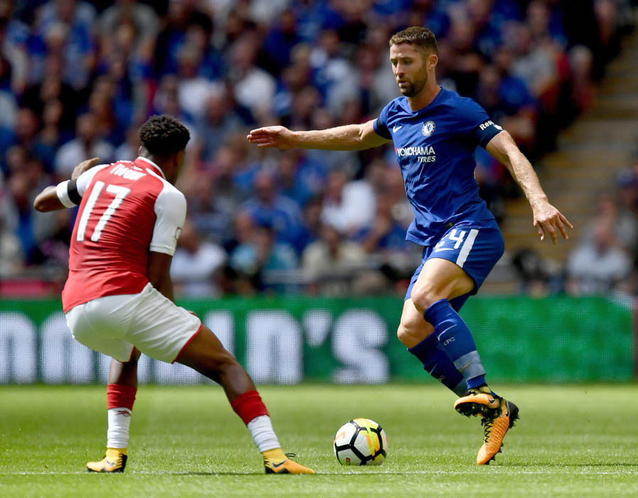 Trung vệ Gary Cahill: 5 điểm - May mắn không bị đuổi khỏi sân khi thúc cùi chỏ vào mặt Mertesacker. Màn trình diễn không được tốt của Cahill trận này.
