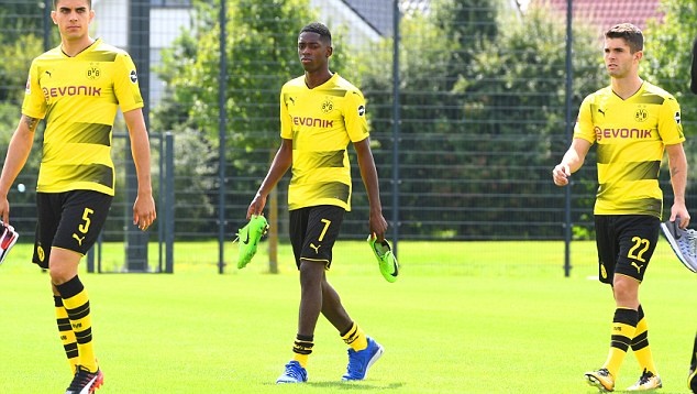 Dembele vừa phải hoàn tất nhiệm vụ chụp ảnh trước mùa giải do BLĐ Dortmund sắp đặt.