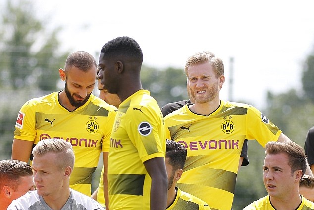 Trong khi các đồng đội khá hào hứng, Dembele giữ nguyên bộ mặt lạnh như tiền.