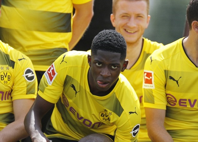 Phải chăng cầu thủ trẻ này không còn tâm trí để chụp ảnh?