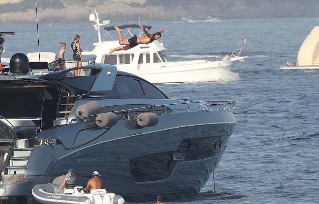 Với cá tính mạnh, Ibra liên tục thực hiện những pha 'sải cánh' xuống làn nước trong xanh.