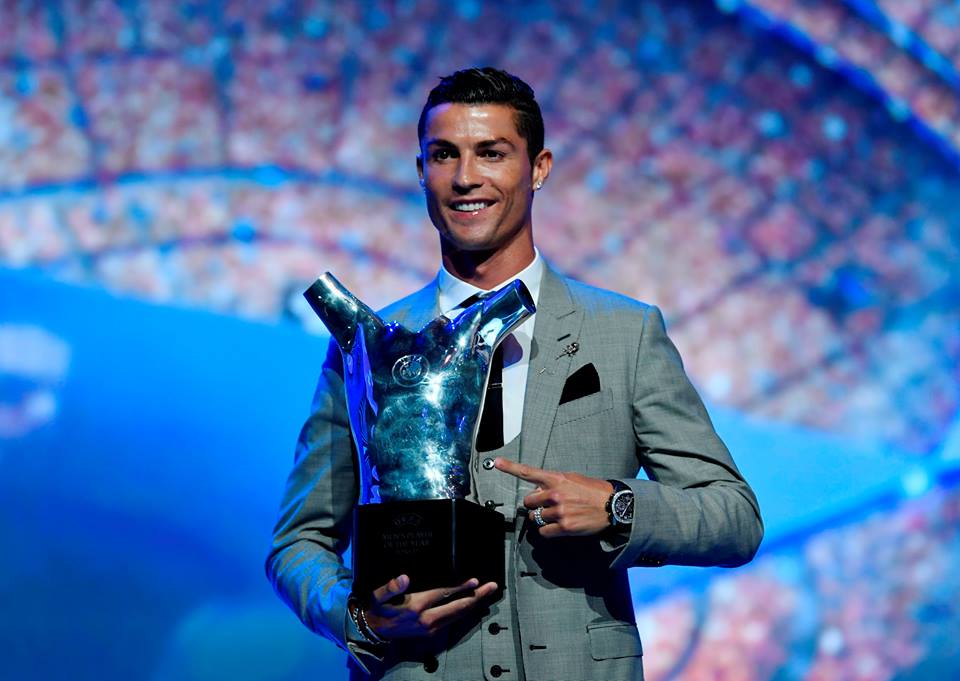 Với màn trình diễn tuyệt vời ở mùa giải vừa qua, Ronaldo đã nhận được giải thưởng 'Cầu thủ hay nhất châu Âu' từ UEFA.