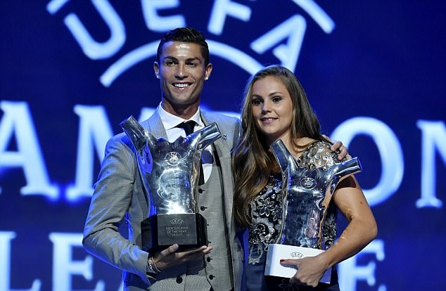 Siêu sao người Bồ Đào Nha đứng cạnh, Lieke Martens - Nữ cầu thủ hay nhất châu Âu.