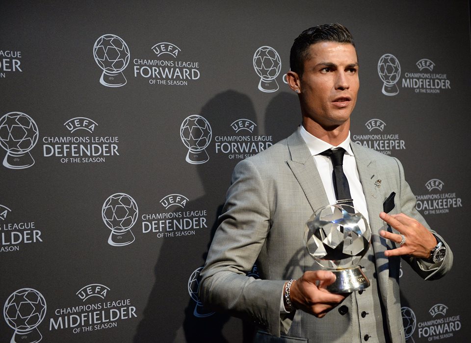 Ronaldo cũng giành danh hiệu 'Tiền đạo hay nhất châu Âu'.