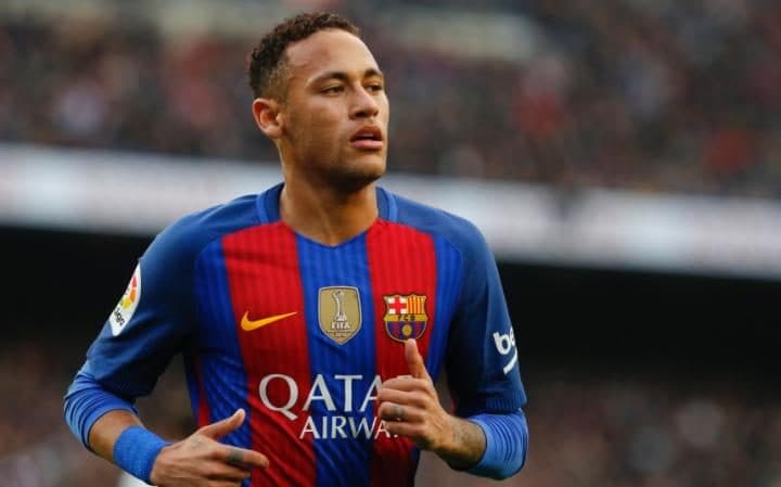 7. Neymar - 86.2 triệu euro (Từ Santos sang Barcelona, 2013): Neymar đã cho thấy tầm ảnh hưởng rất lớn lên lối chơi của Barcelona và giành được gần như tất thảy mọi vinh quang có thể.