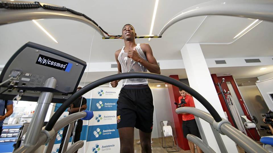 Ngay khi đặt chân đến Camp Nou, Dembele đã được tiến hành kiểm tra y tế.