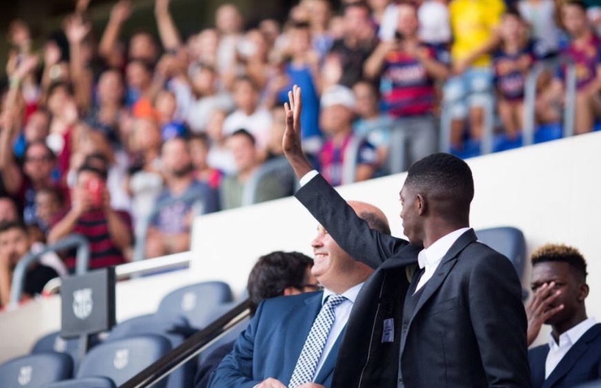 Dembele nhanh chóng có mặt tại khán đài sân Camp Nou để chuẩn bị cho buổi lễ ra mắt Barcelona.