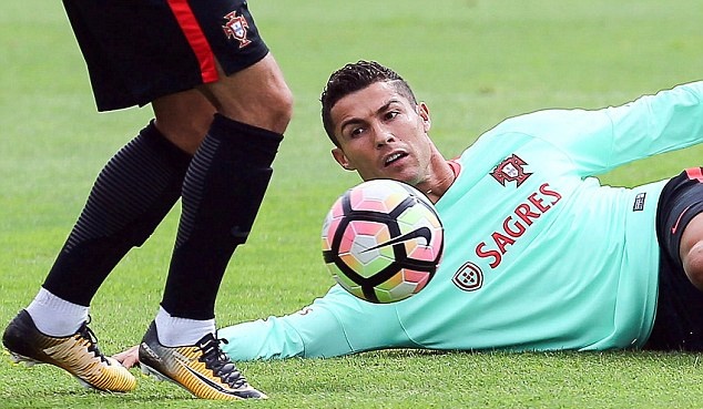 Ronaldo trong buổi tập này cũng trổ tài xuống làm thủ môn.