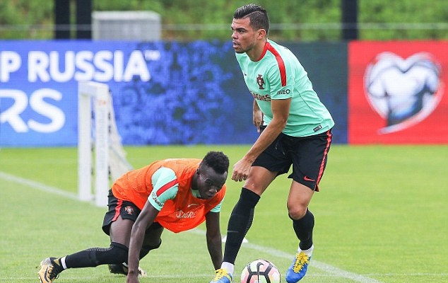 Đồng đội cũ của Ronaldo ở Real, Pepe cũng có mặt.