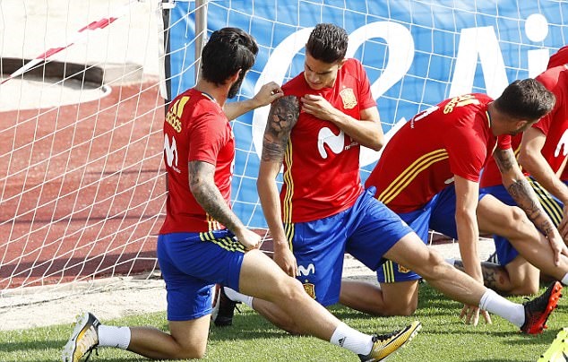 Bartra khoe hình xăm hổ với Isco.