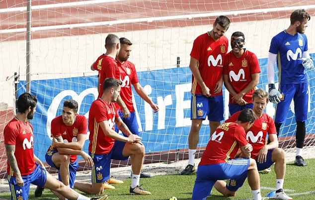 Sân tập của tuyển Tây Ban Nha rộn ràng tiếng cười.