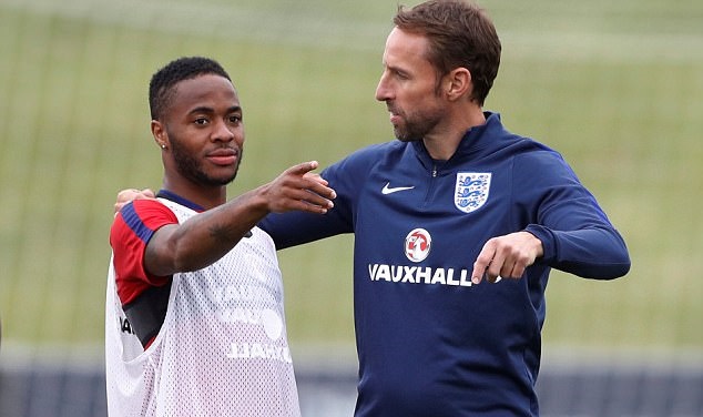 Raheem Sterling lên tuyển nhưng có thông tin, cầu thủ này sẽ bị Man City gán vào thương vụ mua Alexis Sanchez.