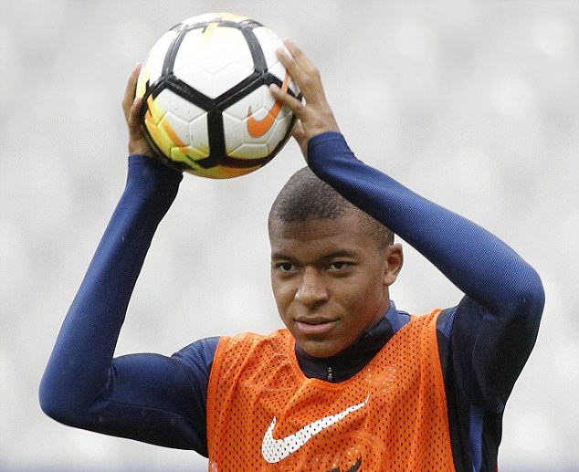 Mbappe đang là tâm điểm chú ý của giới truyền thông.