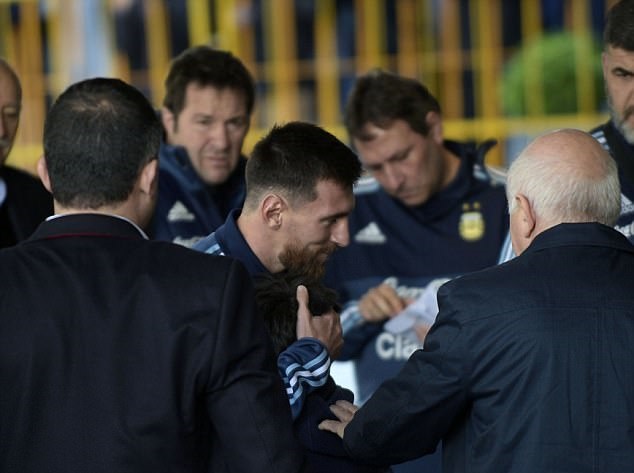 Khi thấy một CĐV nhí, Messi không ngần ngại ôm chầm lấy bất chấp sự can thiệp của lực lượng an ninh.