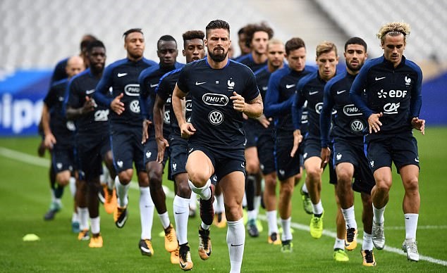 Hiện Mbappe đang cùng tuyển Pháp nỗ lực tập luyện cho trận gặp Hà Lan.