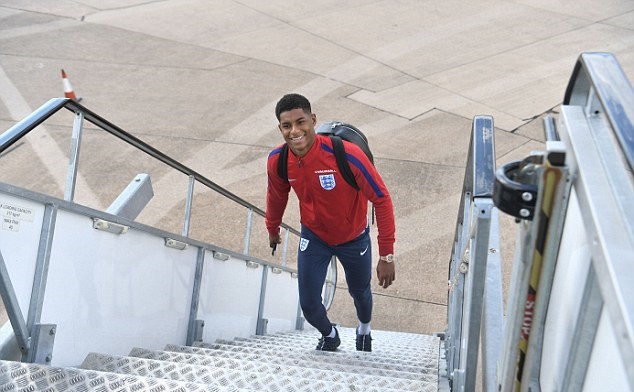 Rashford cười khá tươi. Cầu thủ trẻ này vừa ghi bàn cho Man United trong chiến thắng trước Leicester City.