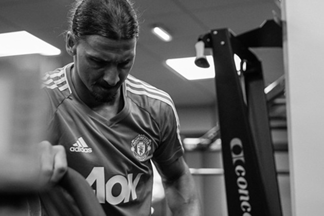 Ibrahimovic vừa tái ký hợp đồng với Quỷ đỏ.