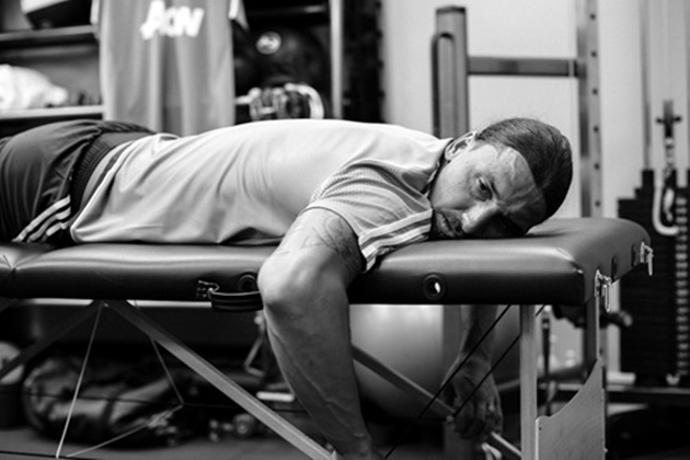 Ibra mệt nhoài trong phòng tập.