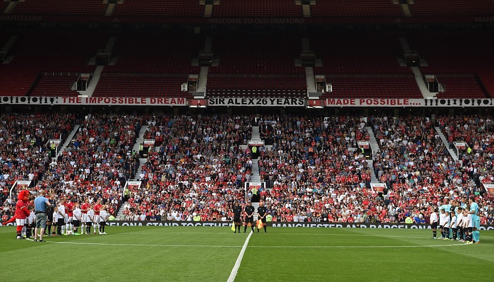 Sau trận lượt đi giành chiến thắng 3-0 trên sân Camp Nou, huyền thoại Man United lại đối đầu với huyền thoại Barcelona trên sân nhà Old Trafford.