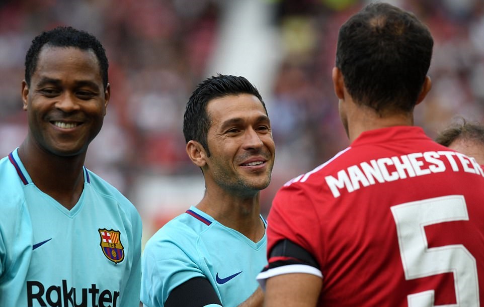 Đội hình ra sân của huyền thoại Barca: Angoy; Belletti, Edmilson, Dehú, Abidal; Davids, Sergi, Mendieta; Simao Kluivert, Goiko.