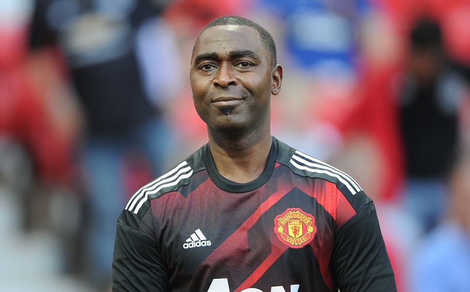 Đội hình ra sân của huyền thoại M.U: Van der Sar; Brown, Dublin, Johnsen; Park, Poborsky, Yorke, Silvestre; Blomqvist, Saha; van Nistelrooy.