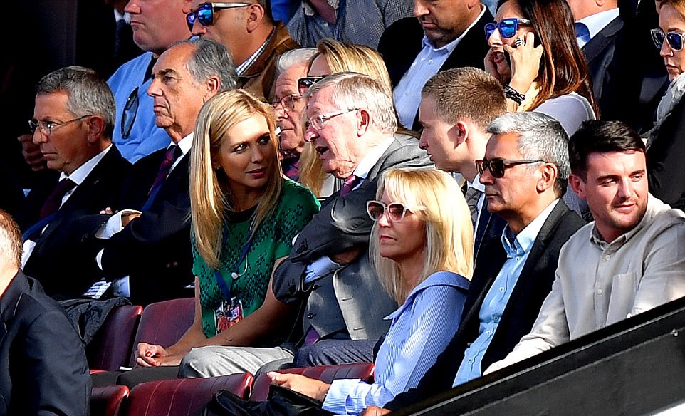 HLV huyền thoại Sir Alex Ferguson cũng dự khán trận đấu.