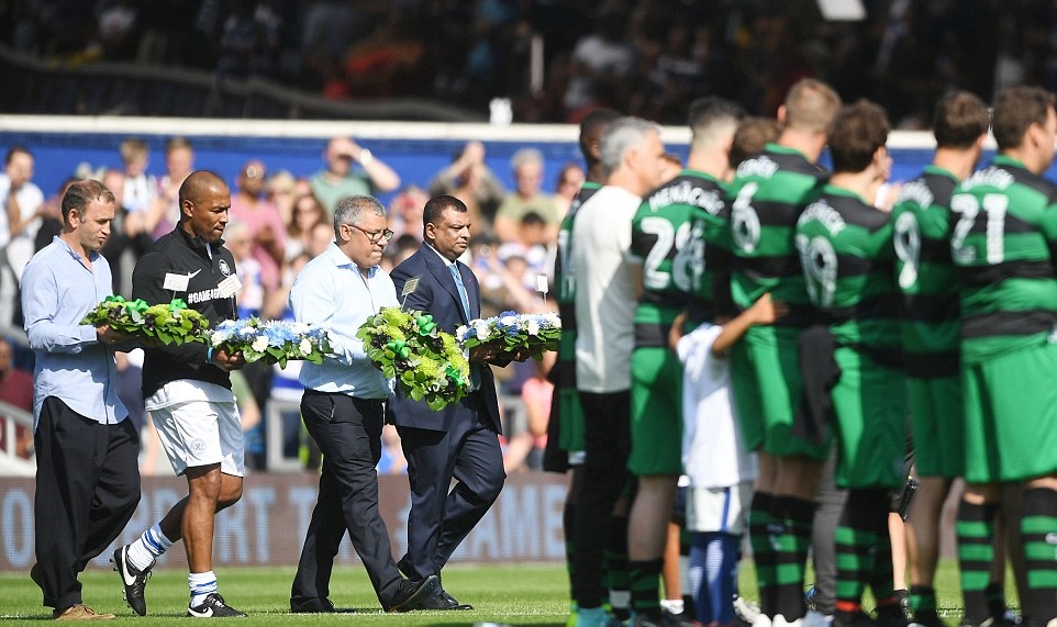 Vòng hoa được mang ra tận sân đấu.