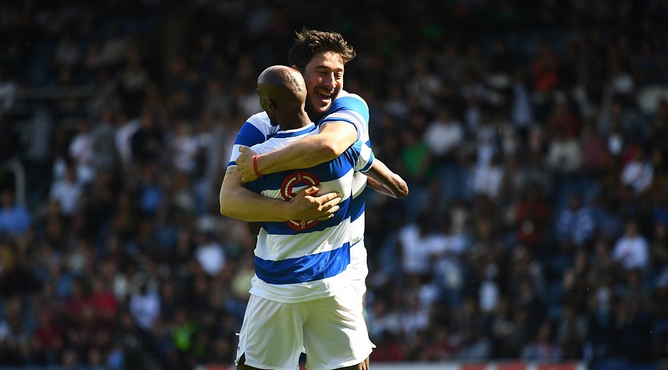 Nhà vô địch 4 lần đăng quang ở Olympic, Mo Farah ghi bàn mở tỷ số cho Team Ferdinand.