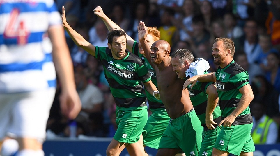 Sau đó, Trevor Sinclair (cởi áo) lập liền cú đúp cho Team Shearer.