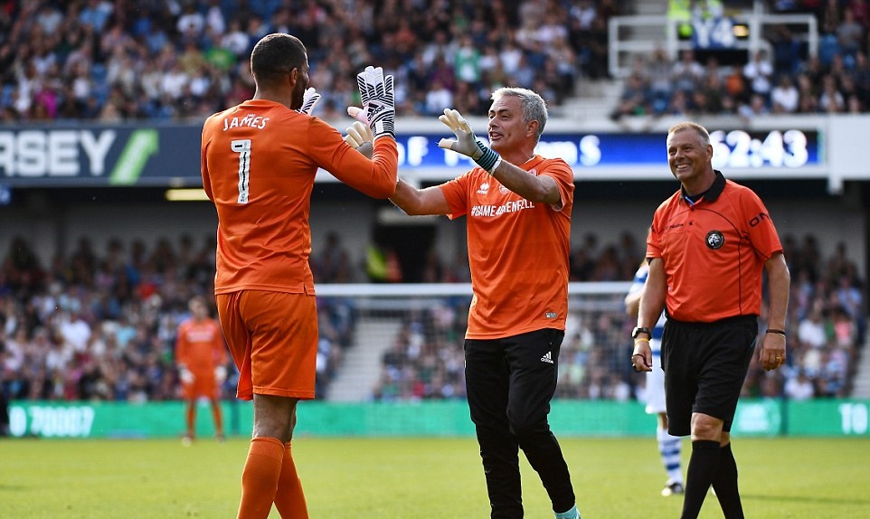 Jose Mourinho vào thay David James trong hiệp 2.