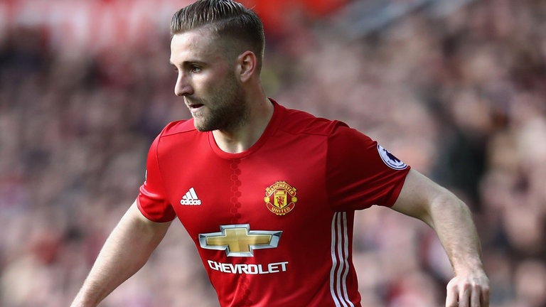 Hậu vệ trái Luke Shaw: Tình hình vẫn không khả quan đối với Shaw khi phong độ lên xuống thất thường. Có thời điểm, Mourinho còn công khai chỉ trích Shaw trên mặt báo.