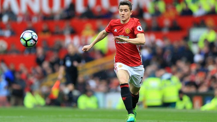 Tiền vệ trung tâm Ander Herrera: Một trong những cầu thủ xuất sắc nhất trong mùa giải đầu tiên của Mourinho ở Man United. Mùa này, Herrera phải ngồi dự bị cho Matic. Tuy vậy, có khả năng Herrera sẽ xung trận ở những trận cầu gặp các đối thủ cứng cựa.