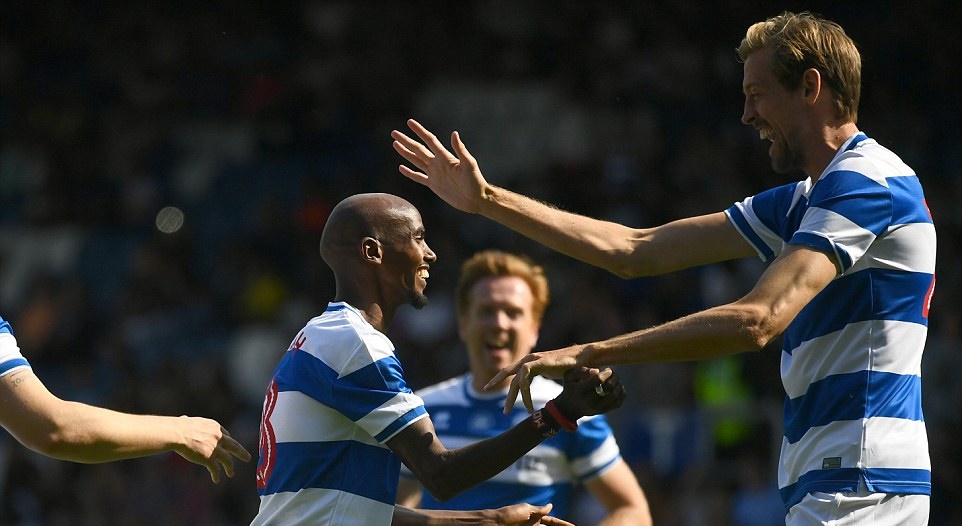 Peter Crouch chúc mừng Mo Farah.