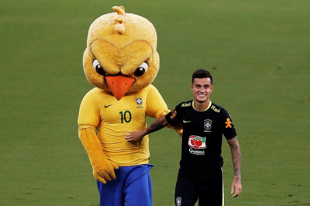 Coutinho an ủi linh vật.