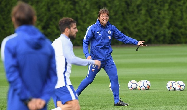 HLV Antonio Conte rất chú tâm vào buổi tập.