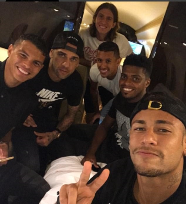 Neymar và một số đồng hương cùng khoác áo PSG.