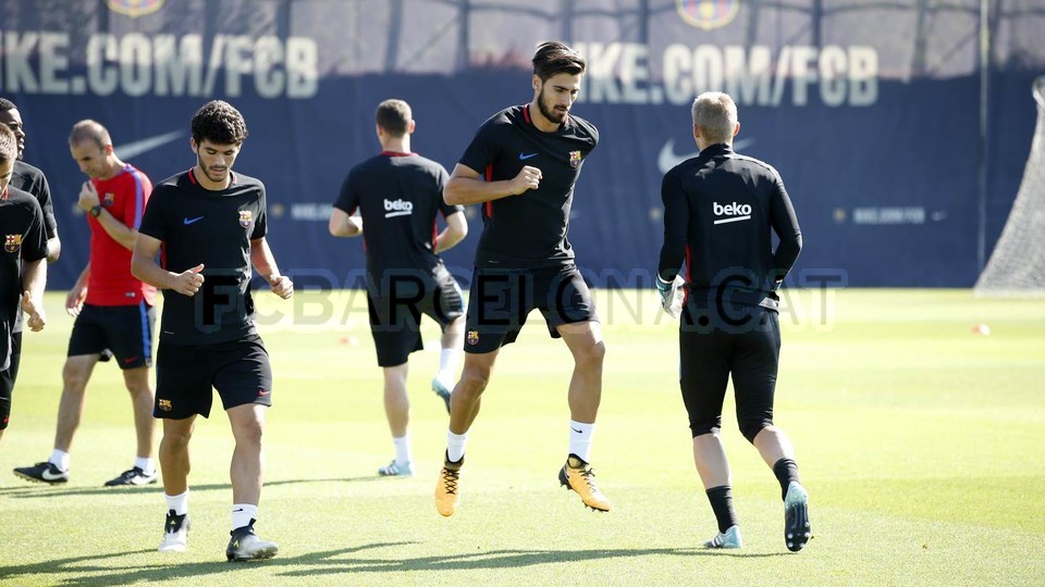 Barcelona đang nỗ lực tập luyện cho trận gặp Espanyol.