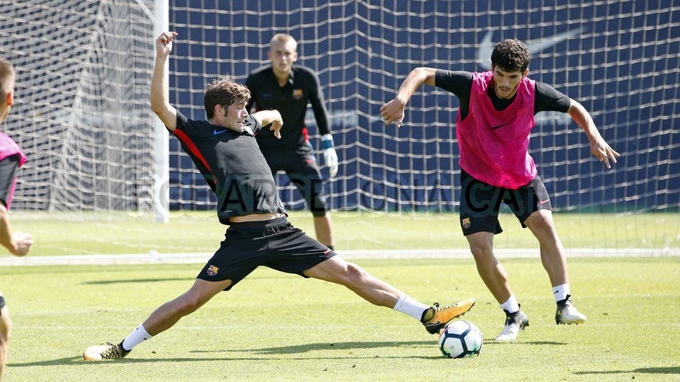 Phía xa là thủ thành Cillessen. Sắp tới, sân tập của Barcelona sẽ nhộn nhịp hơn nữa khi chào đón Messi và Suarez trở lại.