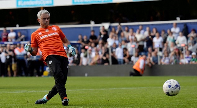 Ông cũng ghi bàn trên chấm 11m bằng cú dứt điểm quyết đoán.