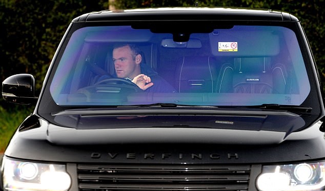 Rooney một mình lái xe đến sân tập.