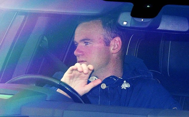 Anh chủ yếu né các ống kính của phóng viên.